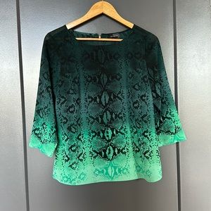 Green blouse w snakeskin pattern. Light. Small